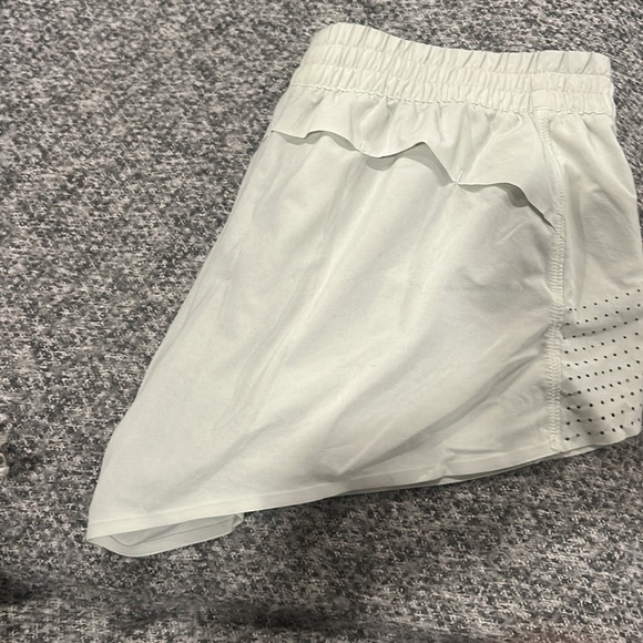 Women’s Athleta Hustle 3” Running Shorts Fitness Pale Green Gray Size Large GUC - Picture 3 of 4